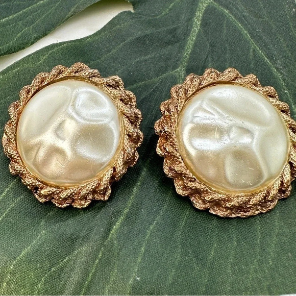 Vintage Mabe’ Faux Pearl Earrings Clip On Gold-tone Rope Surround Button… - Picture 4 of 7